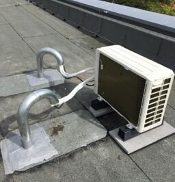 Klimaanlage Montage auf Berliner Dach