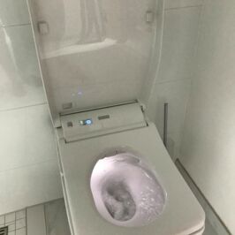 Das Selbstreinigende Dusch WC von Toto inkl. Fernbedienung mit Trocken, Spül - und Absaugfunktion