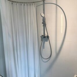 Nostalgische Dusche mit hochwertigen Edelstahlring und Vorhang